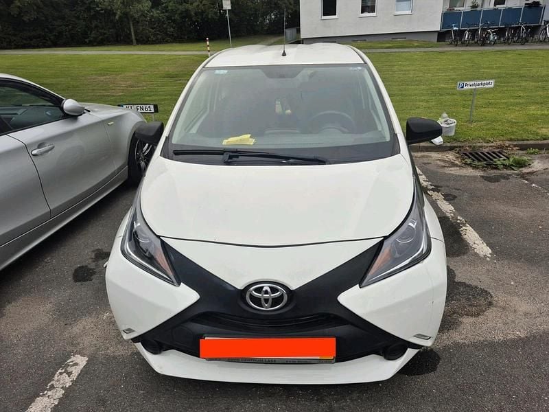Weiß Gebraucht 2016 Toyota Aygo Kleinwagen | 7.500 € (Fairer Preis) - Bild 1/4