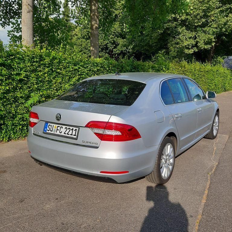 Gebraucht Skoda Superb 140 PS (102 kW) 2015 Silber Limousine