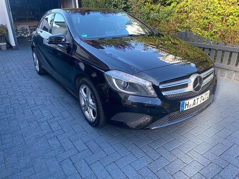 Schwarz Gebraucht 2014 Mercedes A180 Limousine | 9.900 € (Fairer Preis) - Bild 1/4