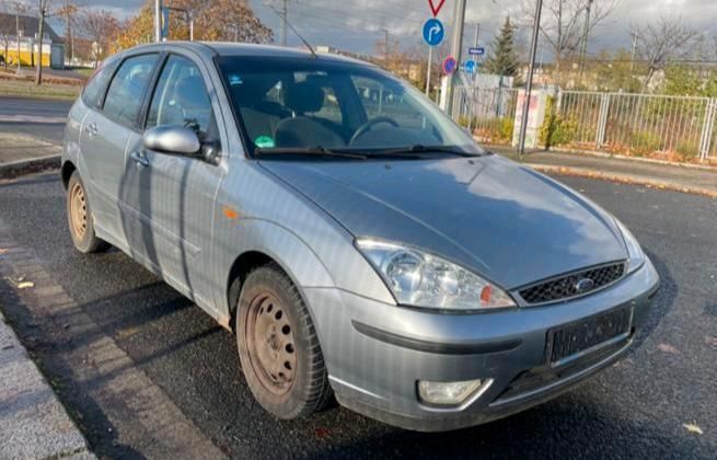 Grau Gebraucht 2002 Ford Focus Ghia Kleinwagen | 599 € (Superpreis) - Bild 1/4