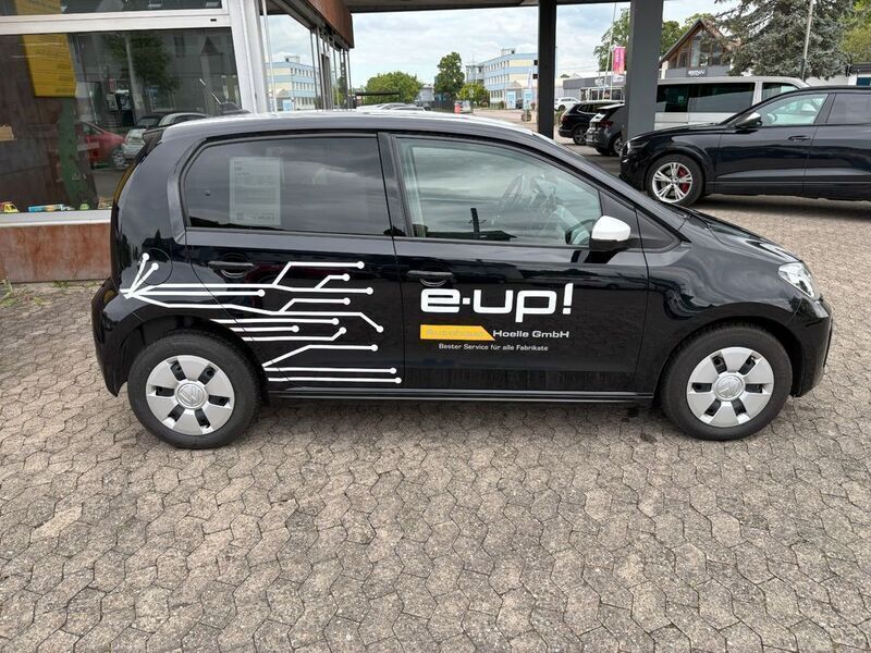 Gebraucht VW e-up! Style 61 kW (83 PS) 2021 Deep black perleffekt Kleinwagen