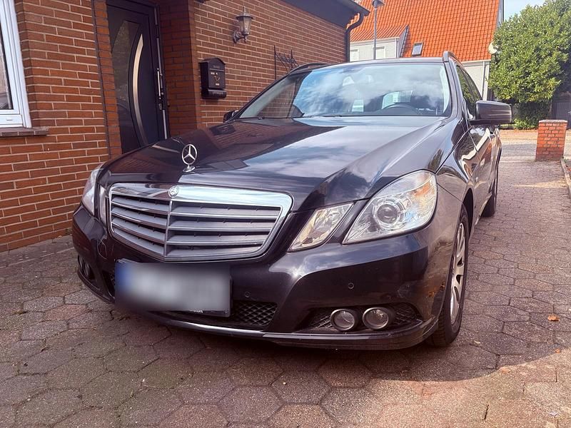Schwarz Gebraucht 2011 Mercedes E220 Kombi | 6.090 € (Etwas zu teuer) - Bild 1/4
