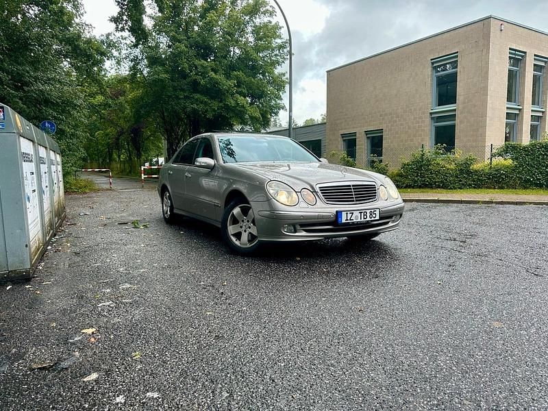 Silber Gebraucht 2005 Mercedes E280 Avantgarde Limousine | 7.000 € (Etwas zu teuer) - Bild 1/4