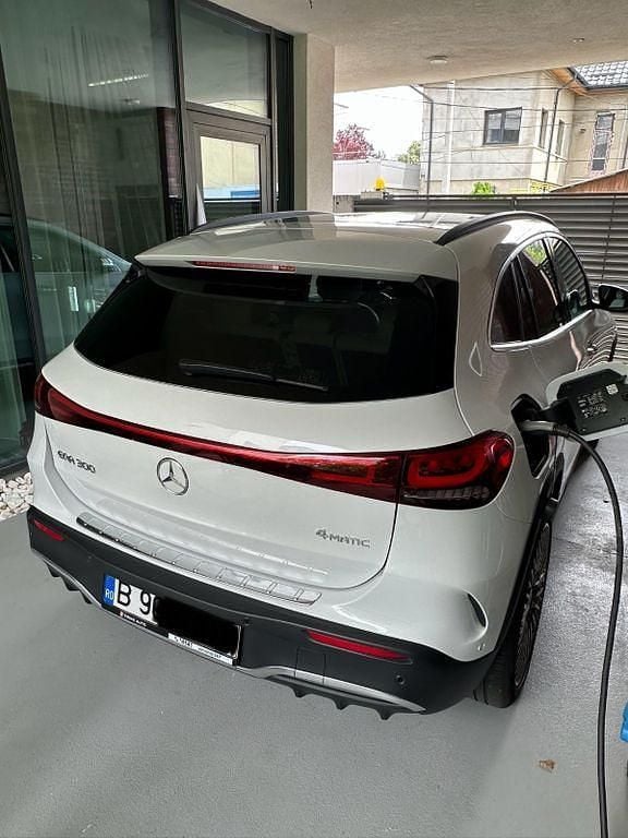 Weiß Gebraucht 2022 Mercedes EQA300 Premium Plus SUV | 39.500 € (Fairer Preis) - Bild 1/4