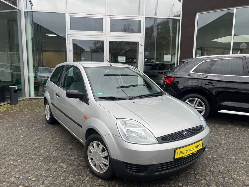 Grau Gebraucht 2003 Ford Fiesta Kleinwagen | 2.990 € (Etwas zu teuer) - Bild 1/4