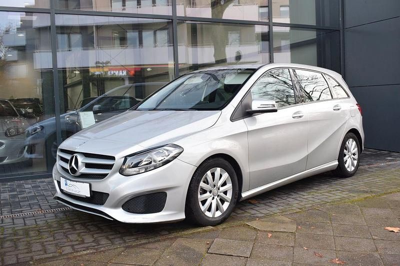 Silber Gebraucht 2016 Mercedes B180 Edition Van / Kleinbus | 7.899 € (Fairer Preis) - Bild 1/3