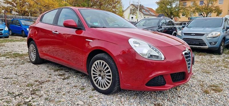 Rot Gebraucht 2012 Alfa Romeo Giulietta Turismo Kleinwagen | 4.999 € (Guter Preis) - Bild 1/4