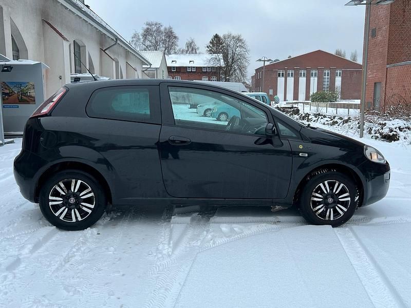 Gebraucht Fiat Punto Young 69 PS (50 kW) 2016 Schwarz Kleinwagen