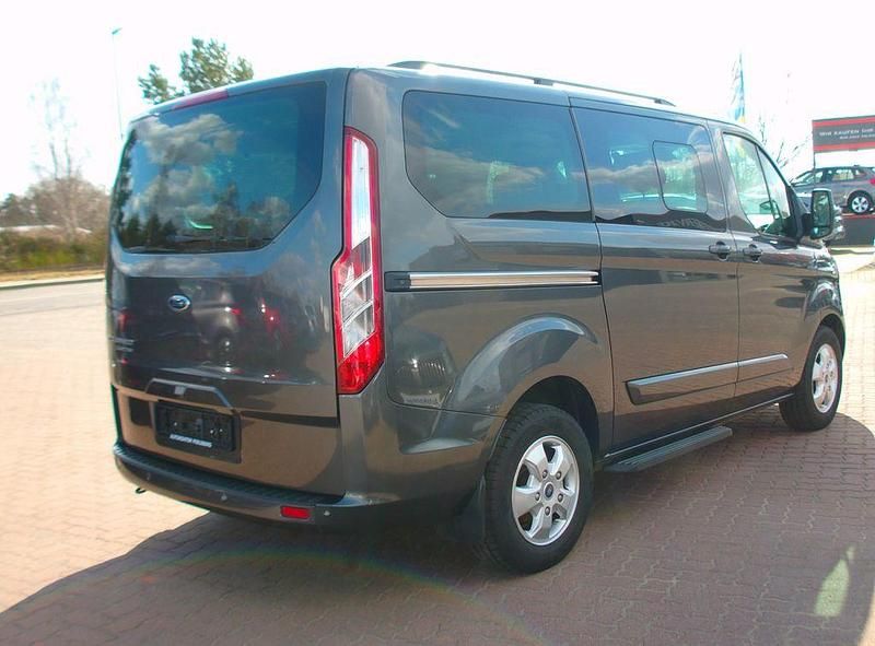 Gebraucht Ford Tourneo Titanium 131 PS (96 kW) 2016 Grau Van / Kleinbus