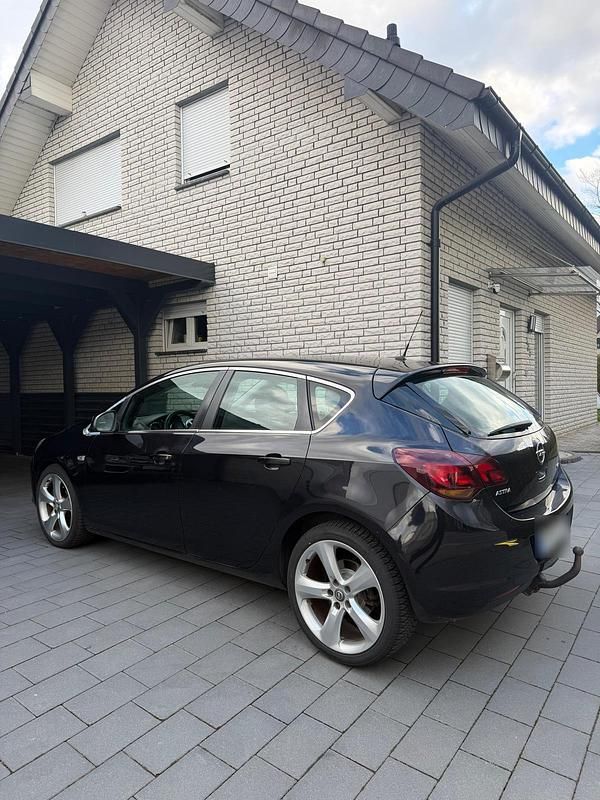 Gebraucht Opel Astra 140 PS (102 kW) 2010 Schwarz Kleinwagen