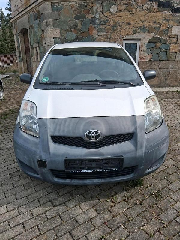 Gebraucht Toyota Yaris 70 PS (51 kW) 2010 Weiß Kleinwagen