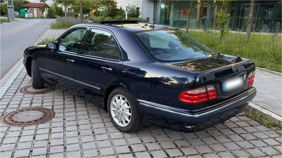 Gebraucht Mercedes E240 170 PS (125 kW) 2001 Blau Limousine