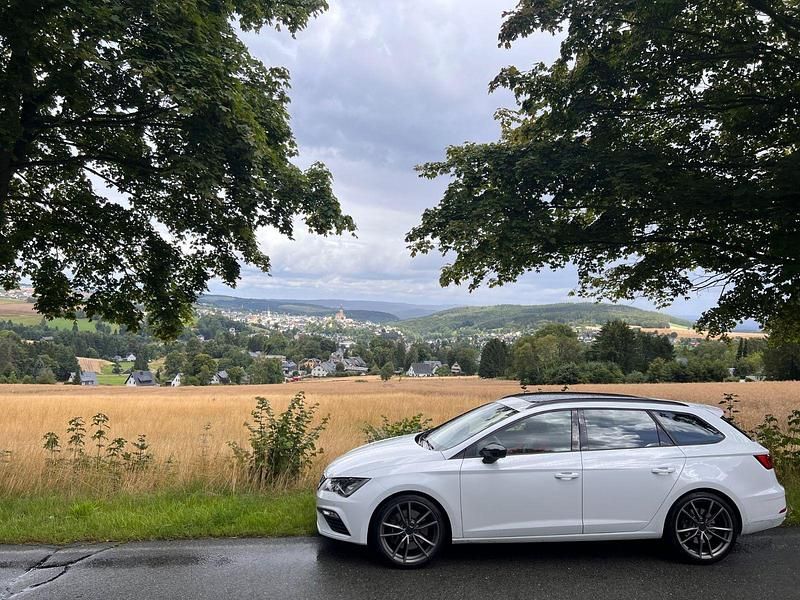Weiß Gebraucht 2020 Seat Leon 4Drive Kombi | 22.990 € (Guter Preis) - Bild 1/4