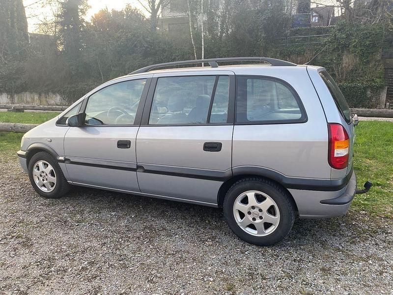 Gebraucht Opel Zafira 101 PS (74 kW) 1999 Silber Van / Kleinbus