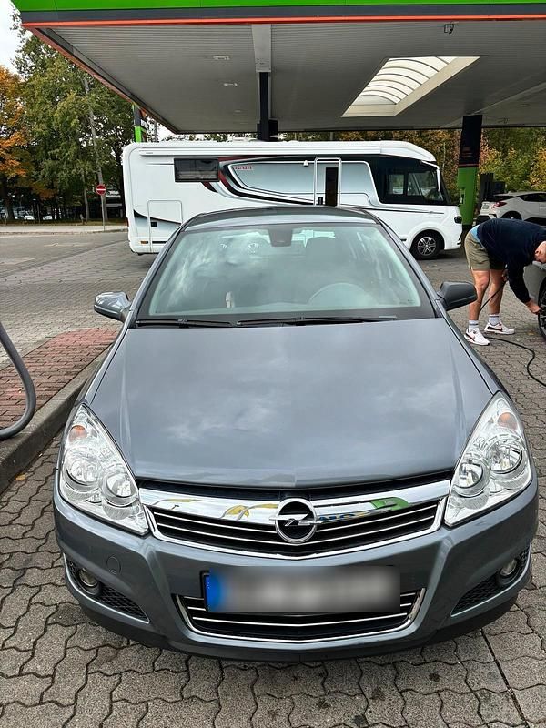 Grau Gebraucht 2007 Opel Astra Limousine | 2.250 € (Fairer Preis) - Bild 1/4