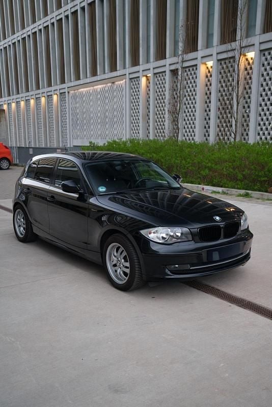 Gebraucht BMW 116 122 PS (89 kW) 2010 Schwarz Kleinwagen