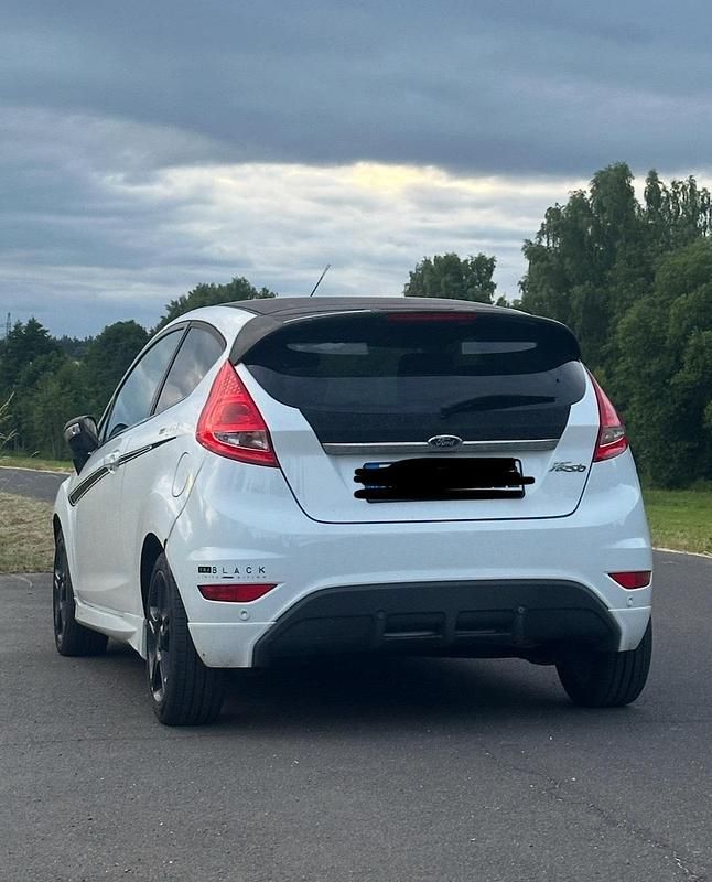 Weiß Gebraucht 2011 Ford Fiesta Kleinwagen | 2.500 € (Fairer Preis) - Bild 1/4
