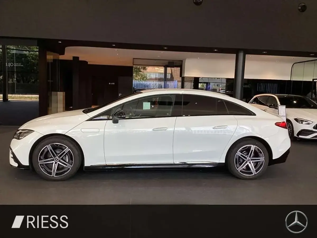 Gebraucht Mercedes EQE300 AMG 180 kW (245 PS) 2023 Weiß Limousine