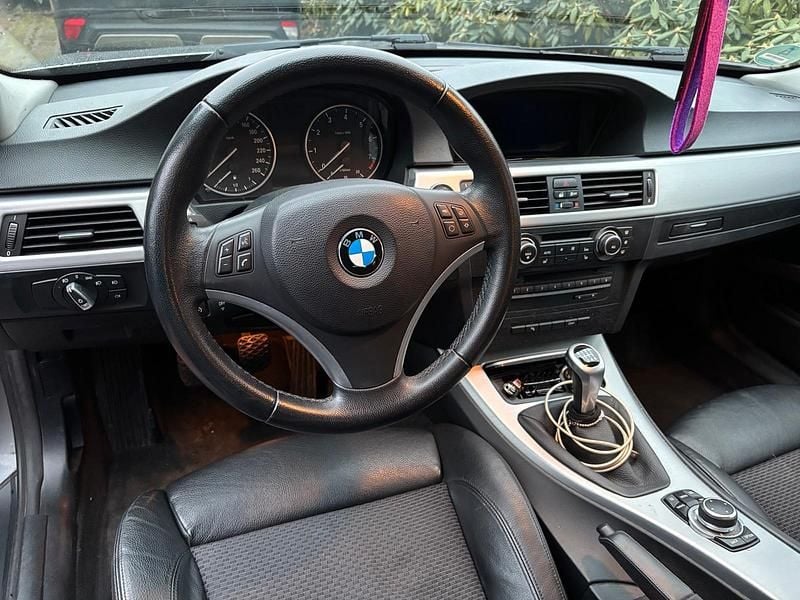 Gebraucht BMW 320 170 PS (125 kW) 2011 Grau Kombi