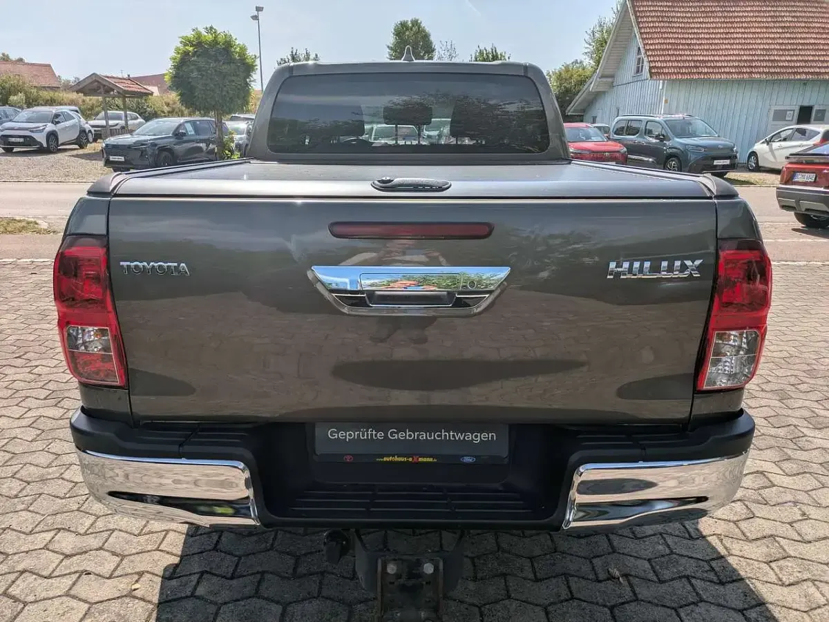 Gebraucht Toyota HiLux Comfort 150 PS (110 kW) 2023 Manganbronce Pickup