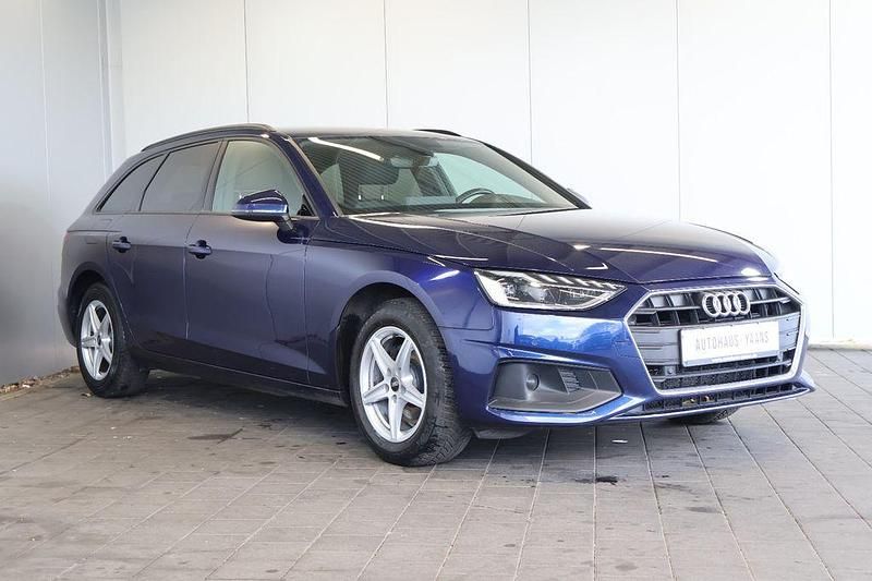 Gebraucht Audi A4 Sport 163 PS (119 kW) 2022 Blau Limousine