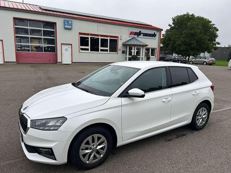 Candyweiss Gebraucht 2024 Skoda Fabia Selection Kleinwagen | 17.880 € (Guter Preis) - Bild 1/4