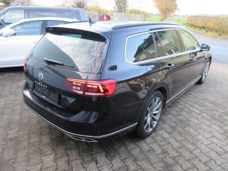Gebraucht VW Passat R-line 150 PS (110 kW) 2022 Deep black perleffekt Kombi