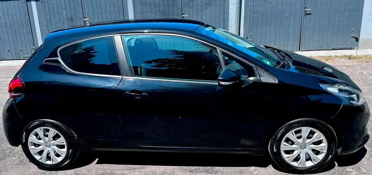 Gebraucht Peugeot 208 82 PS (60 kW) 2017 Schwarz Kleinwagen
