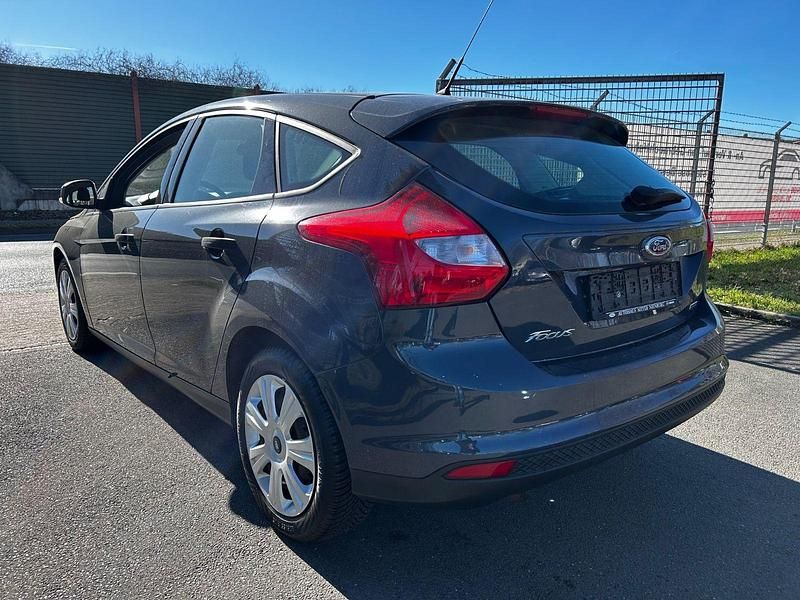 Gebraucht Ford Focus Ambiente 101 PS (74 kW) 2014 Grau Kombi