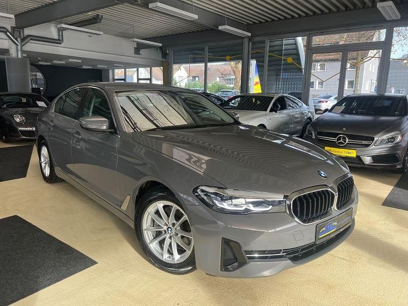 Grau Gebraucht 2022 BMW 520 Performance Limousine | 31.990 € (Fairer Preis) - Bild 1/4