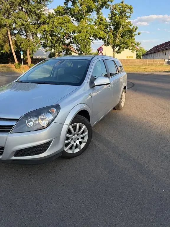 Gebraucht Opel Astra Edition 116 PS (85 kW) 2010 Silber Limousine