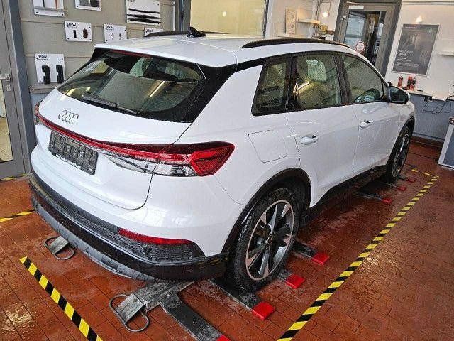 Gebraucht Audi Q4 e-tron Advanced 150 kW (204 PS) 2022 Gletscherweiß metallic SUV