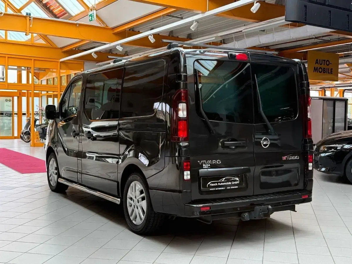 Gebraucht Opel Vivaro 145 PS (106 kW) 2018 Schwarz Van / Kleinbus