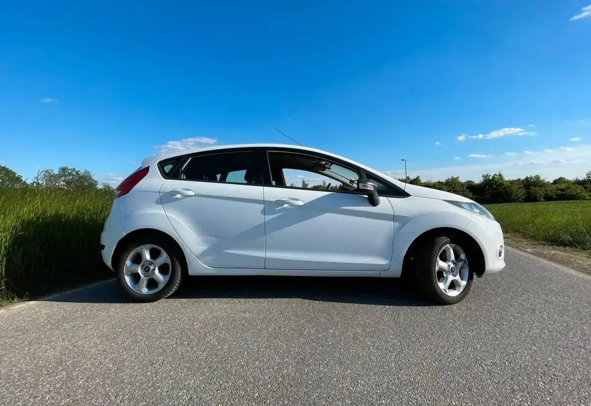 Gebraucht Ford Fiesta 82 PS (60 kW) 2009 Weiß Kleinwagen