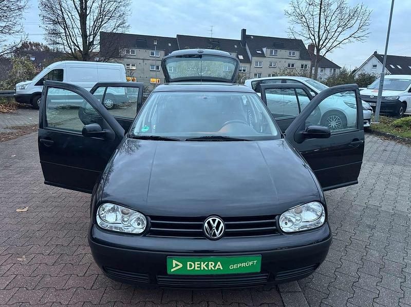 Rabenschwarz mettalic Gebraucht 1999 VW Golf IV Comfortline Kleinwagen | 4.499 € (Etwas zu teuer) - Bild 1/4