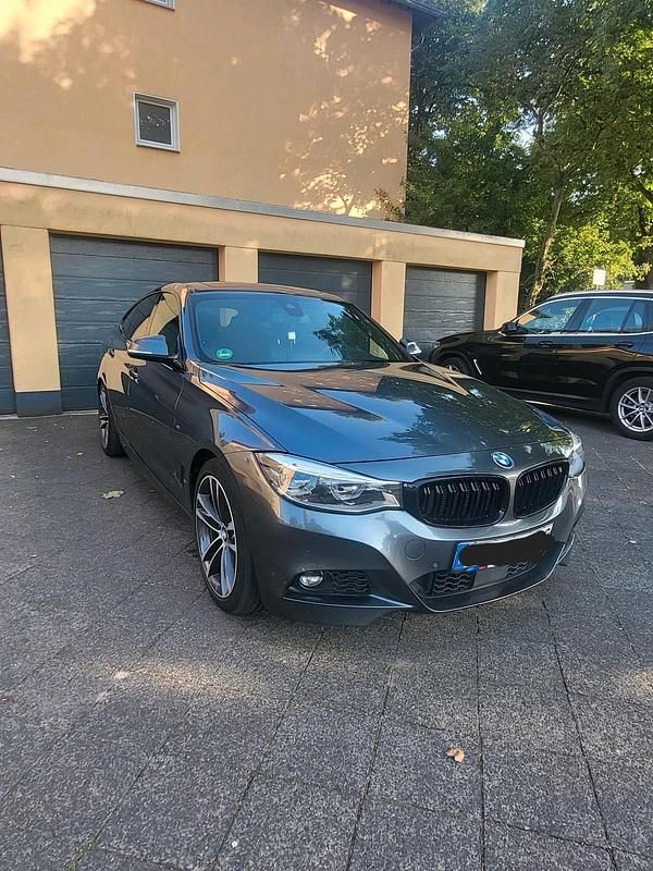 Grau Gebraucht 2017 BMW 330 Gran Turismo M Sport Limousine | 20.800 € (Fairer Preis) - Bild 1/4
