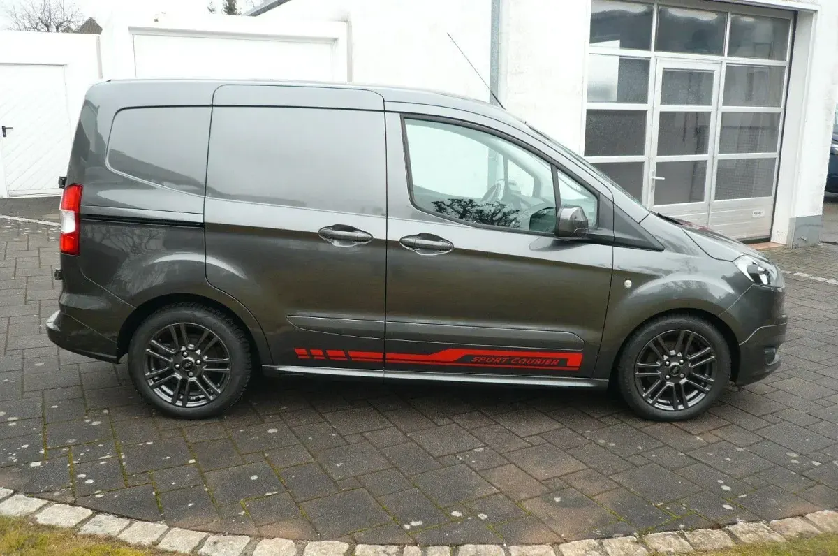 Używany Ford Courier Sport 101 KM (74 kW) 2017 Szary Minivan