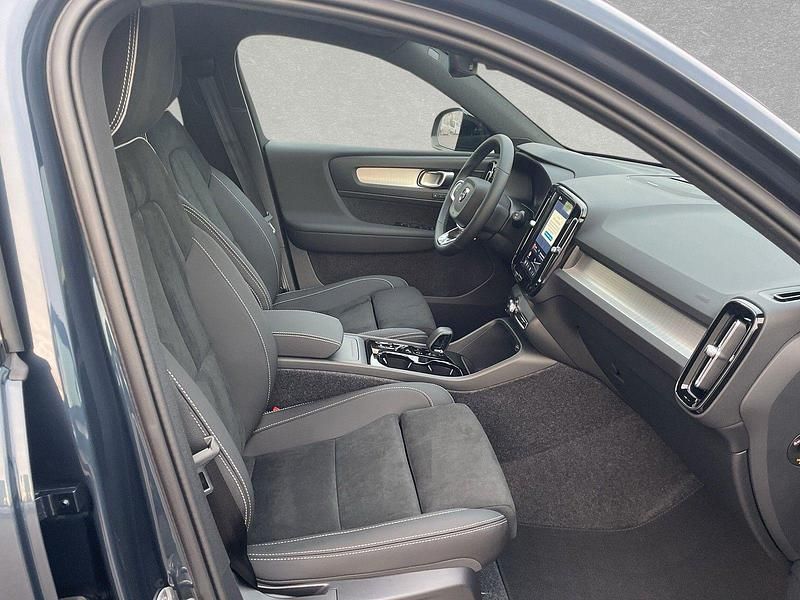 Neu Volvo XC40 Plus 163 PS (119 kW) 2025 Denim blue SUV