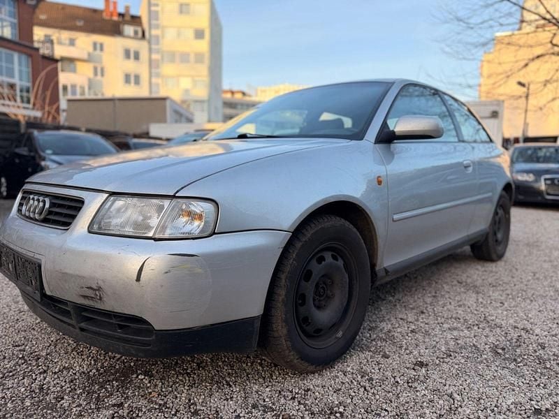 Second-hand Audi A3 Ambiente 101 CP (74 kW) 2000 Argintiu Hatchback