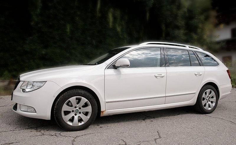 Weiß Gebraucht 2012 Skoda Superb Elegance Kombi | 6.700 € (Guter Preis) - Bild 1/4