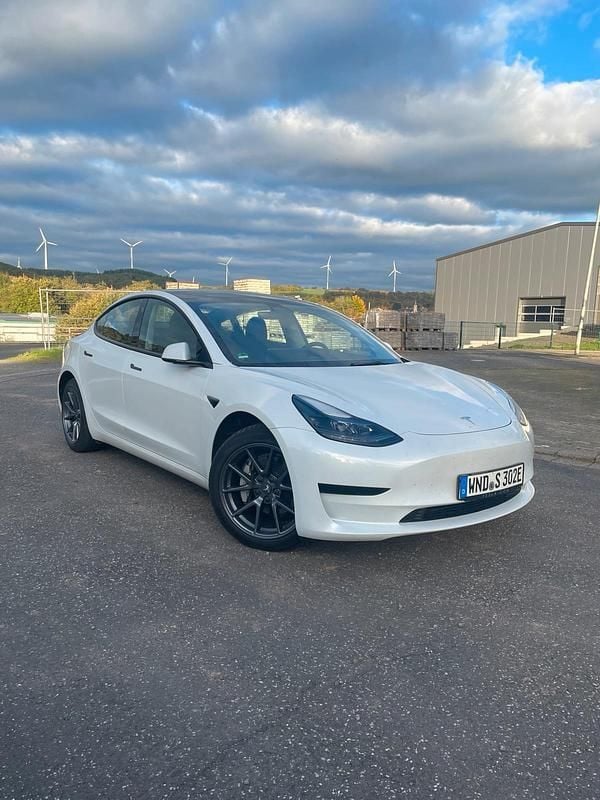 Weiß Gebraucht 2022 Tesla Model 3 Standard Range Limousine | 24.900 € (Superpreis) - Bild 1/4