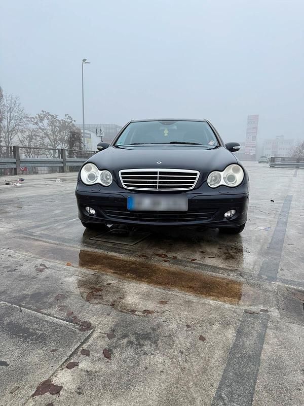 Blau Gebraucht 2004 Mercedes C220 Limousine | 6.800 € - Bild 1/4