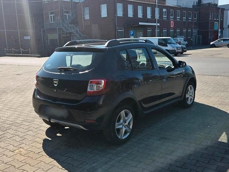 Gebraucht Dacia Sandero Stepway 90 PS (66 kW) 2014 Schwarz Kleinwagen