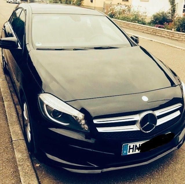 Schwarz Gebraucht 2014 Mercedes A180 AMG line Limousine | 15.500 € (Etwas zu teuer) - Bild 1/4