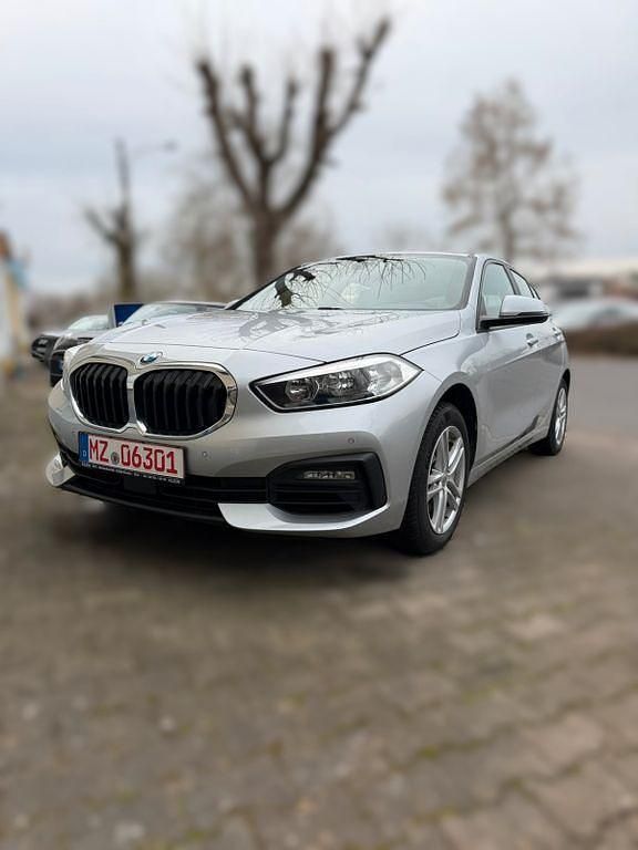 Silber Gebraucht 2020 BMW 118 Advantage Kleinwagen | 14.799 € (Etwas zu teuer) - Bild 1/4