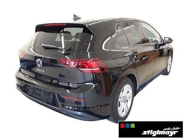 Grenadillschwarz metallic Gebraucht 2024 VW Golf VIII Life Limousine | 22.490 € (Superpreis) - Bild 1/1