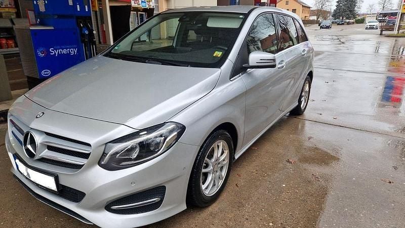 Gebraucht Mercedes B200 156 PS (114 kW) 2016 Silber Van / Kleinbus