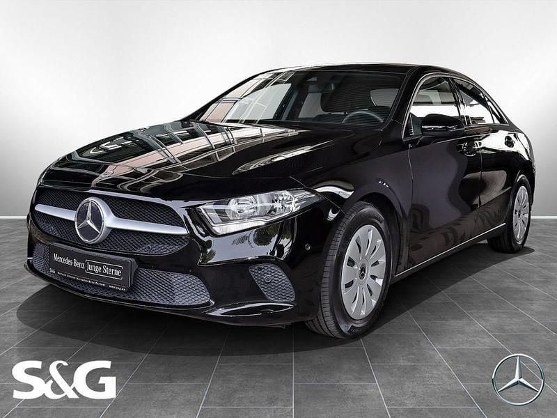 Unilack nachtschwarz Gebraucht 2022 Mercedes A180 Limousine | 23.490 € (Guter Preis) - Bild 1/4