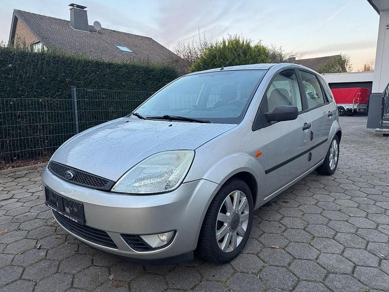 Silber Gebraucht 2002 Ford Fiesta Ghia Limousine | 1.900 € (Fairer Preis) - Bild 1/4