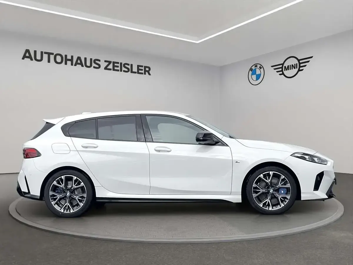 Gebraucht BMW M135 Performance 300 PS (220 kW) 2025 Alpinweiß uni Kleinwagen